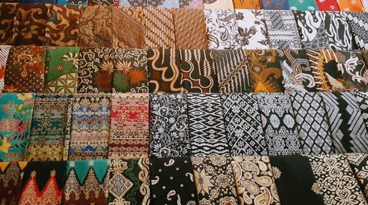 Perbedaan warna latar batik, Sumber: pencarijejak.id