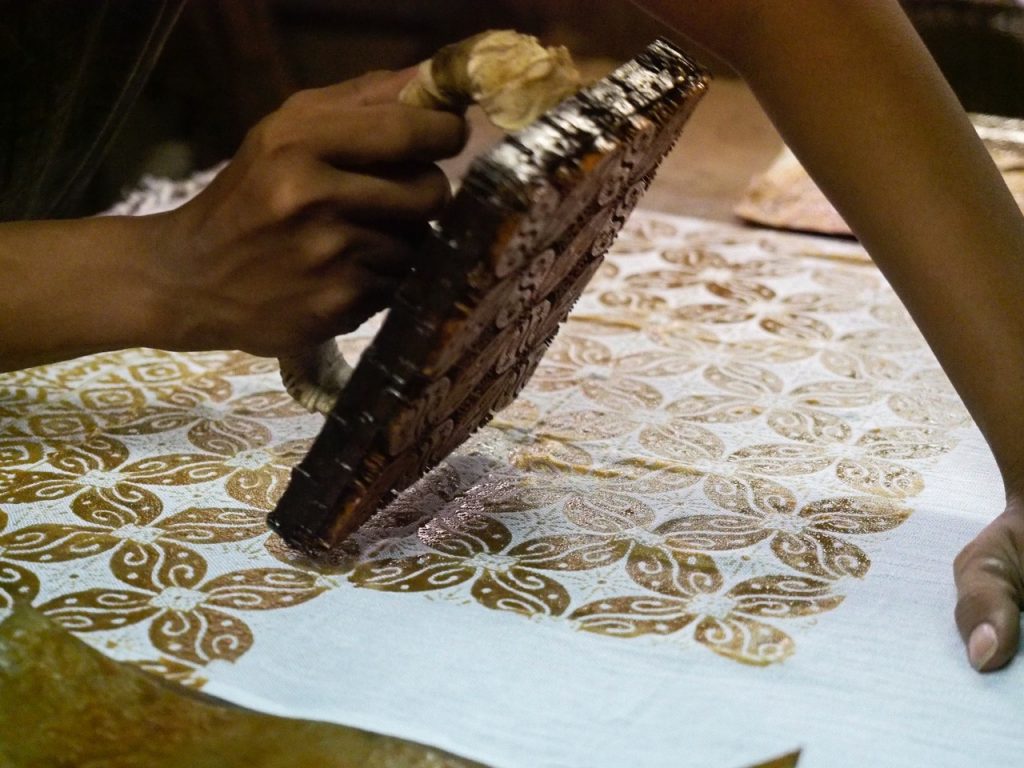 proses teknik batik cap. sumber :  unsplash.com