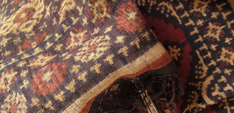 Kain tenun tradisional khas Desa Tenganan Bali, Sumber: thetextilemap.design.blog
