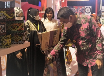 Promosi Batik Khas di stand. sumber: swarakaltim.com