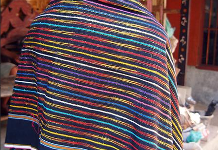 Mangiring, selendang penuh warna untuk anak bayi. Sumber: gobatak.com.