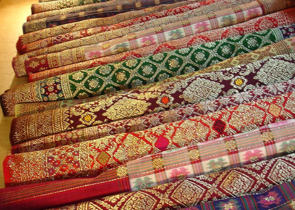 Songket sebenarnya busana khas dari Indonesia. Sumber: https://www.flickr.com