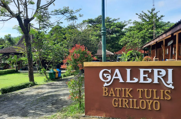 Galeri Batik tulis Giriloyo Jogja. Sumber: jogjakeren.com