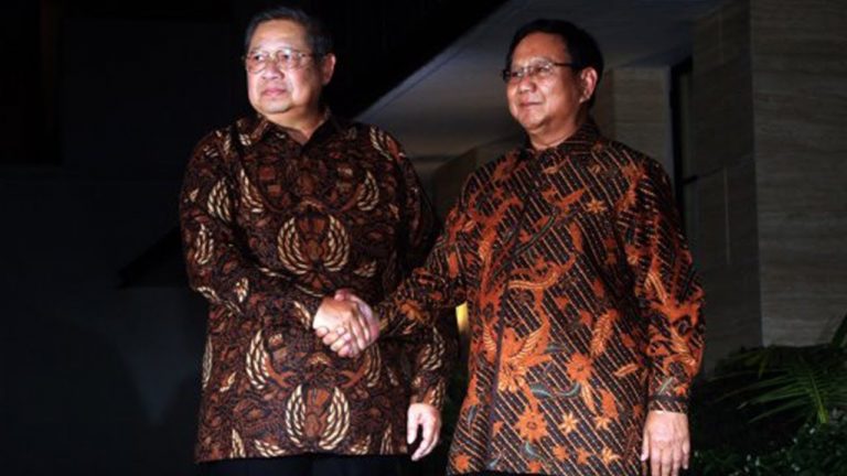 Pejabat mengenakan batik. Sumber: google.com