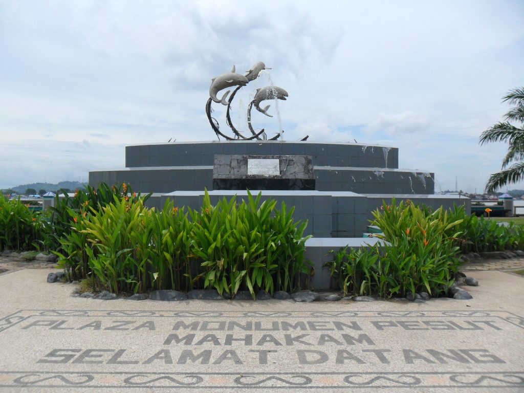 Plaza monumen pesut mahakam, sumber: commons.wikimedia.org