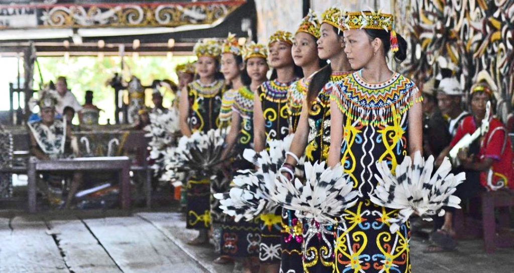 Tarian tradisional suku Dayak, sumber travelingyuk.com