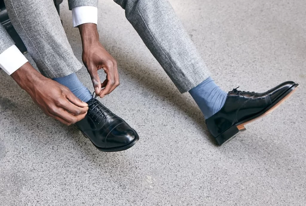 pilihan alas kaki, penting dalam gaya busana chic. sumber: shopify.com