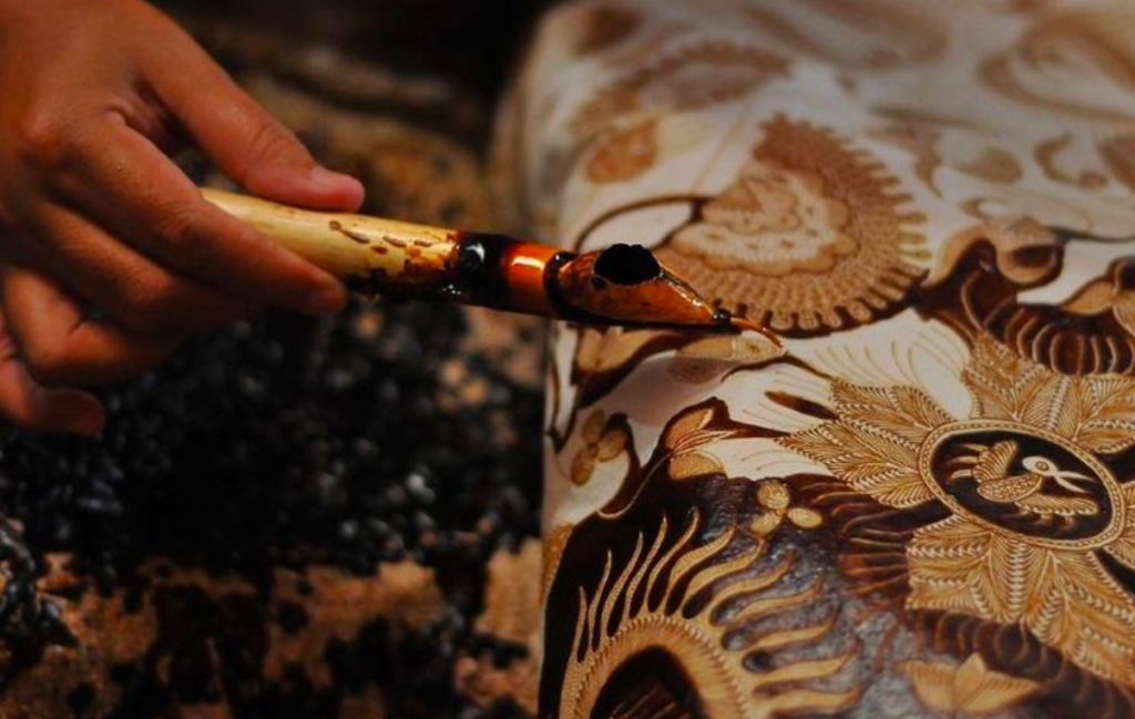 batik khas Cirebon, dibuat dengan canting khusus. sumber: ruparupa.com