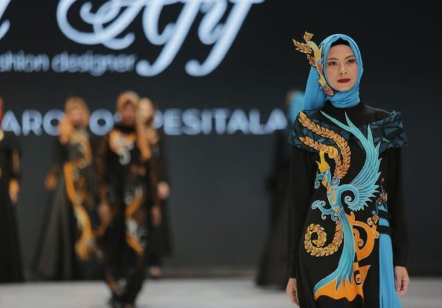 seorang peraga busana menggunakan batik motif burung enggang. sumber: jawapos.com