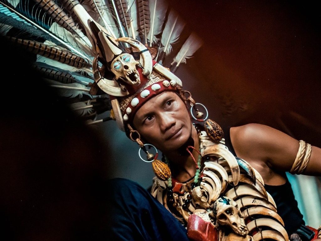 suku Dayak, salah satu suku asli dari Kalimantan. sumber: katadesa.id