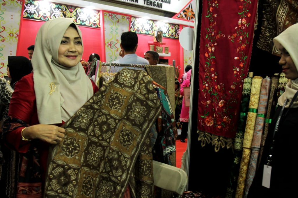 Hassa Batik melayani pembuatan fashion batik berbagai model. sumber: minangsatu.com