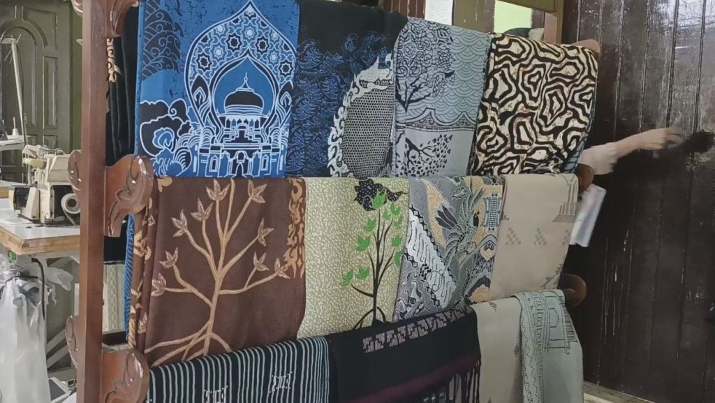 batik khas Aceh, memiliki aneka motif yang mengesankan. sumber: pujatvaceh.com