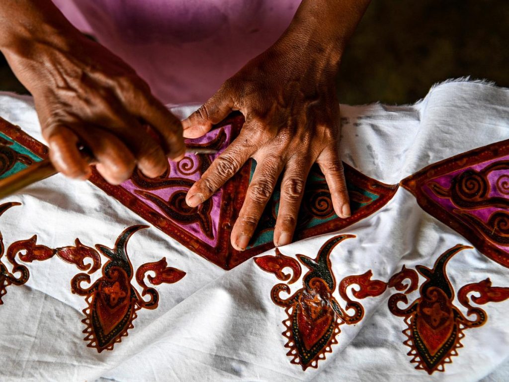 gambaran proses pembuatan batik khas Aceh. sumber: liputan6.com