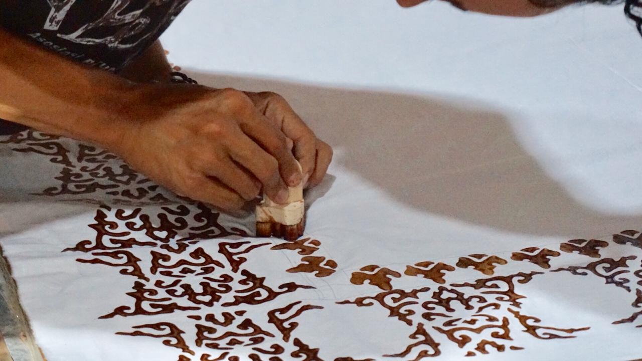 pembuatan batik khas Makassar dengan teknik cap. sumber: astoetik.com