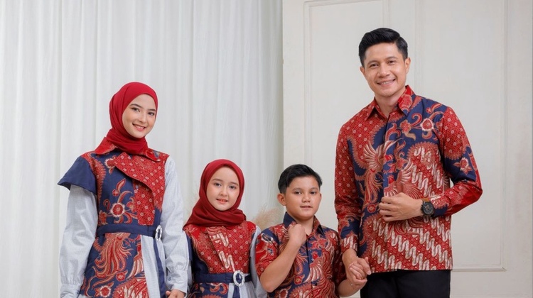 Seragam batik keluarga berwarna kontras, Sumber: BKIL