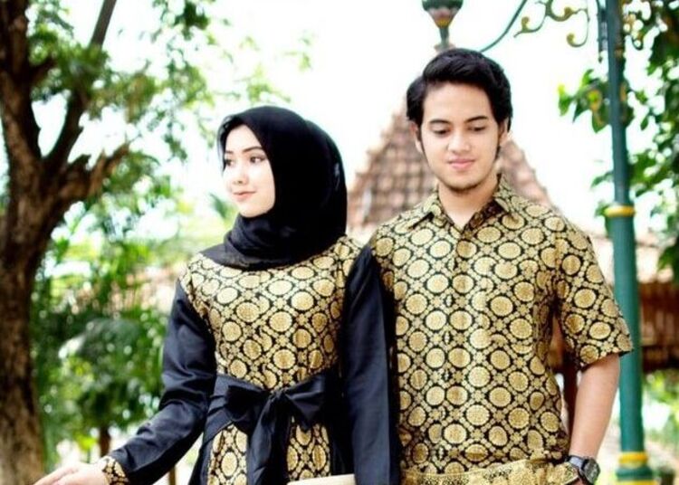 Busana batik kombinasi polos, Sumber: pinmg.com