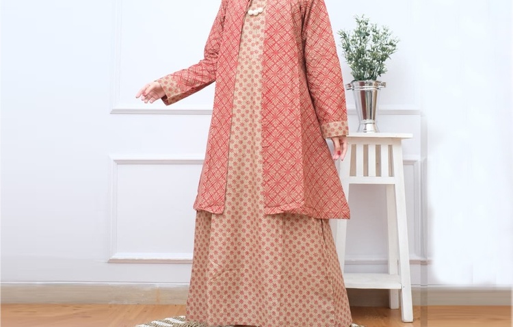Kombinasi gamis batik dan outer, Sumber: Batik BK
